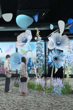 SHIBUYA SKY（渋谷スカイ）にサマーシーズン限定の花々の散歩道が誕生　監修・施工を手掛けた「FLOWer View｜渋谷上空229mのフラワーウォーク」が8月1日(木)より開催します！